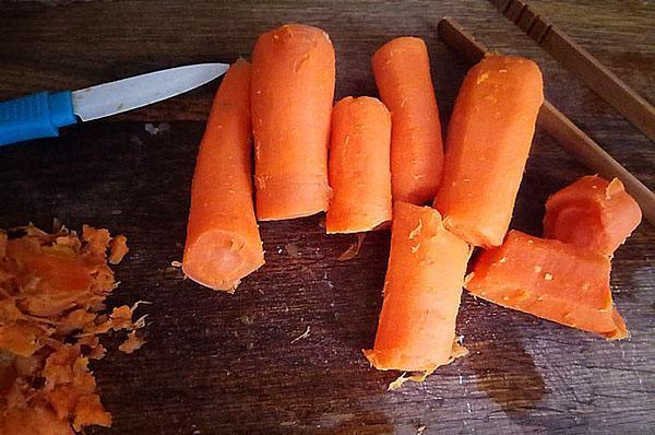 faire bouillir et éplucher les carottes