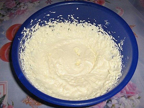 batir el requesón con crema agria