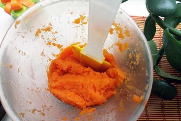 hacher les carottes dans un mixeur