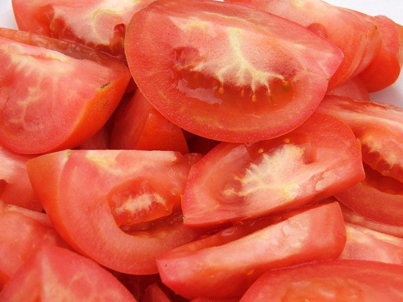 lavar y cortar los tomates