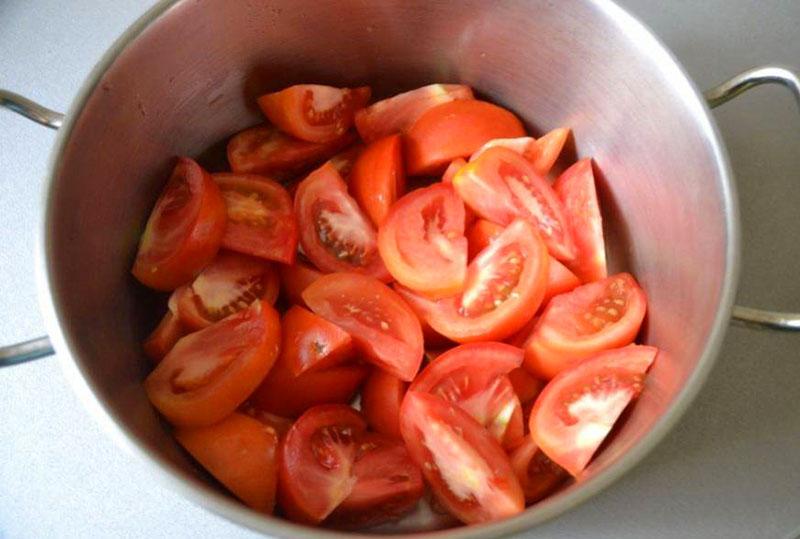 poner los tomates en una cacerola