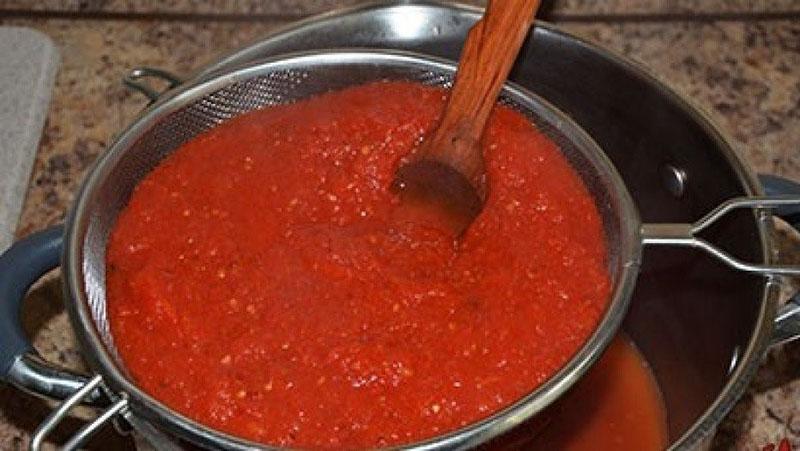 broyer les tomates au tamis