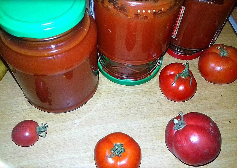 llenar frascos con pasta de tomate