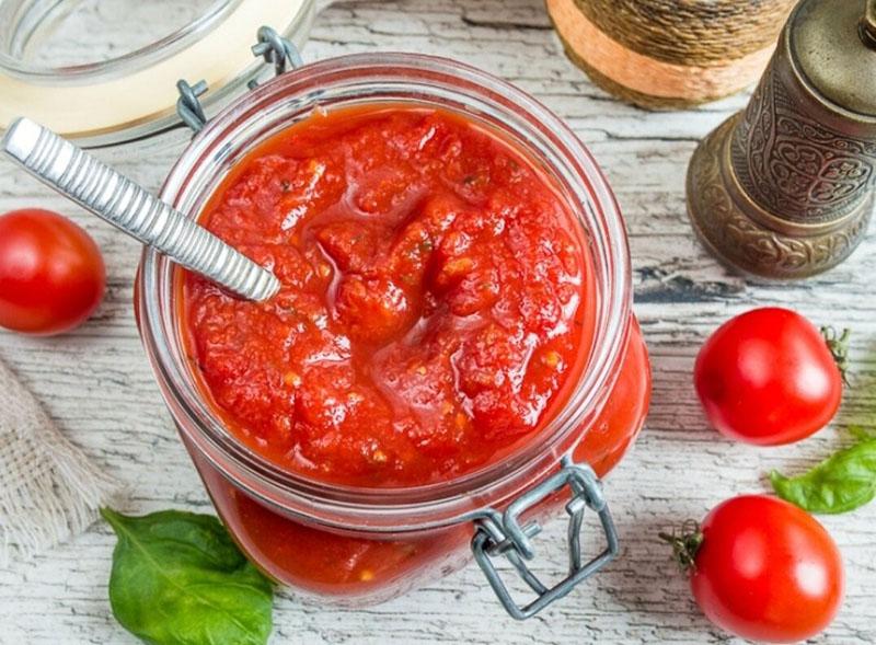 pâte de tomate à la maison à travers un hachoir à viande