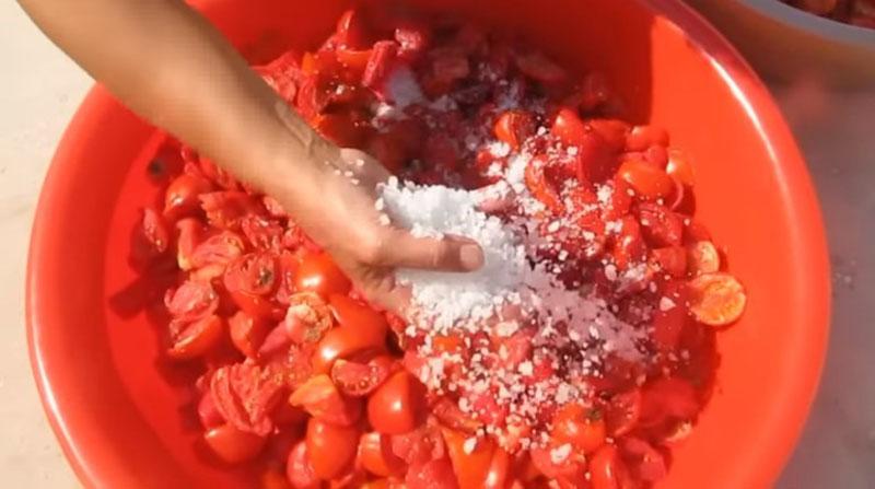 saupoudrer les tomates de sel de mer