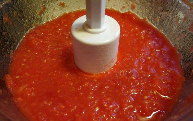hacher les tomates avec un mixeur