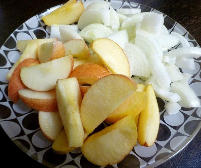 préparer des pommes et des oignons