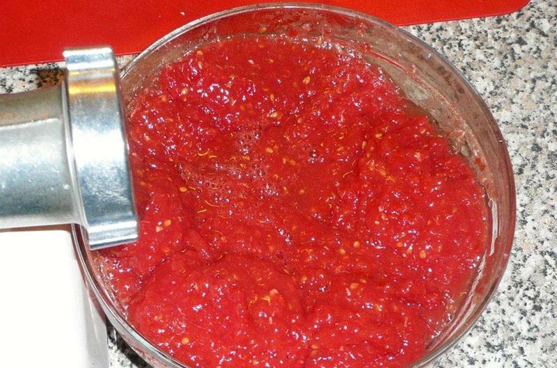 moler los tomates en una picadora de carne