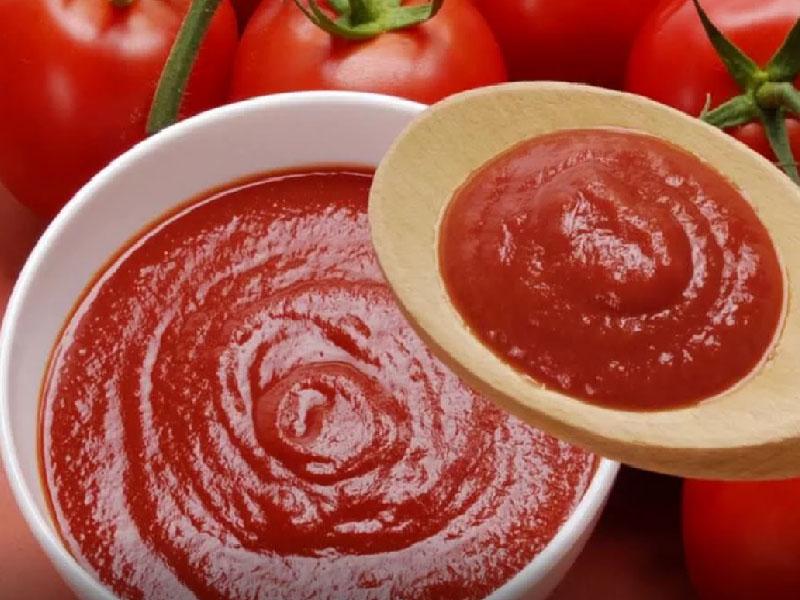 pasta de tomate en casa a través de un exprimidor