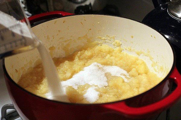 ajouter du sucre à la compote de pommes