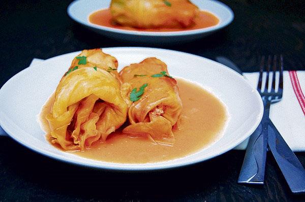 rollos de col rellenos en una olla de cocción lenta