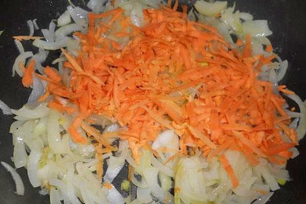 cocine a fuego lento las cebollas y las zanahorias en una olla de cocción lenta