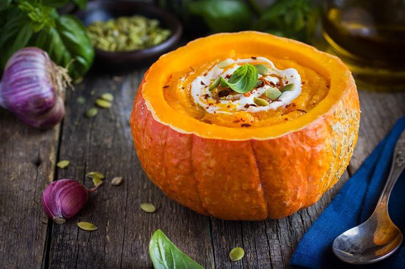 servir sopa de calabaza
