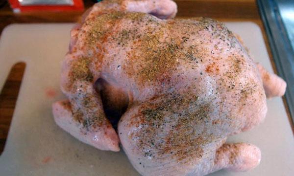 saupoudrer le poulet d'un mélange d'épices