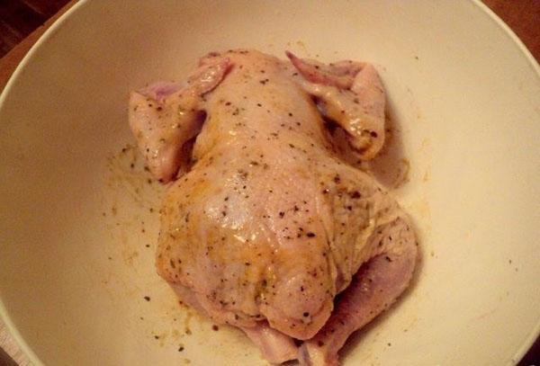 graisser le poulet avec la marinade