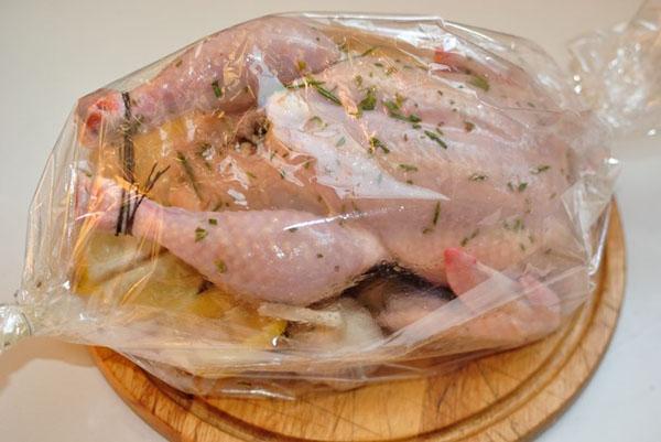 emballer le poulet dans un manchon de cuisson