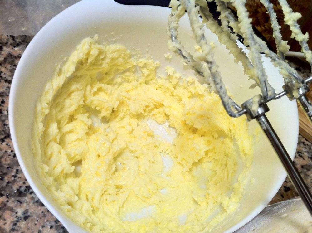 mélanger le beurre avec le sucre