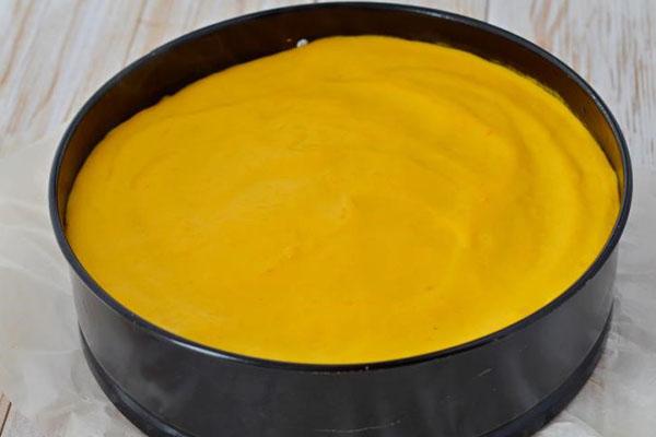 vierta salsa de crema agria de calabaza