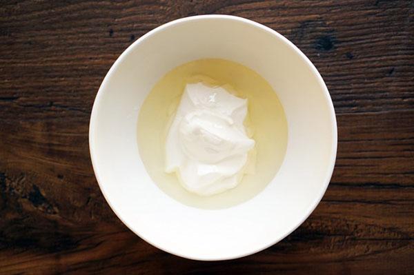 poner mantequilla y crema agria en un bol