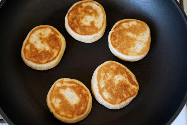 freír las galletas en una sartén