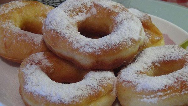 rosquillas tiernas en una sartén