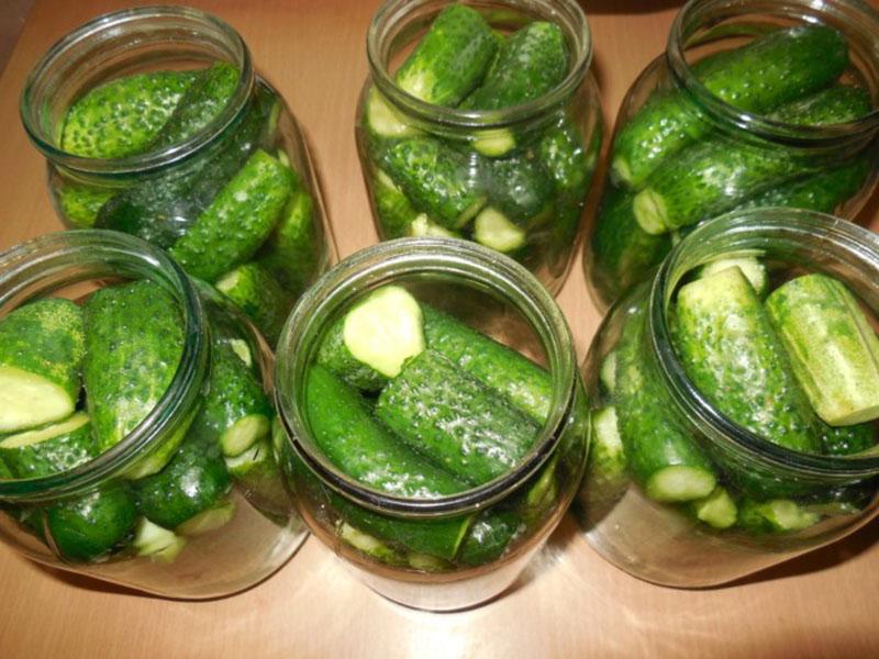 llenar frascos con pepinos
