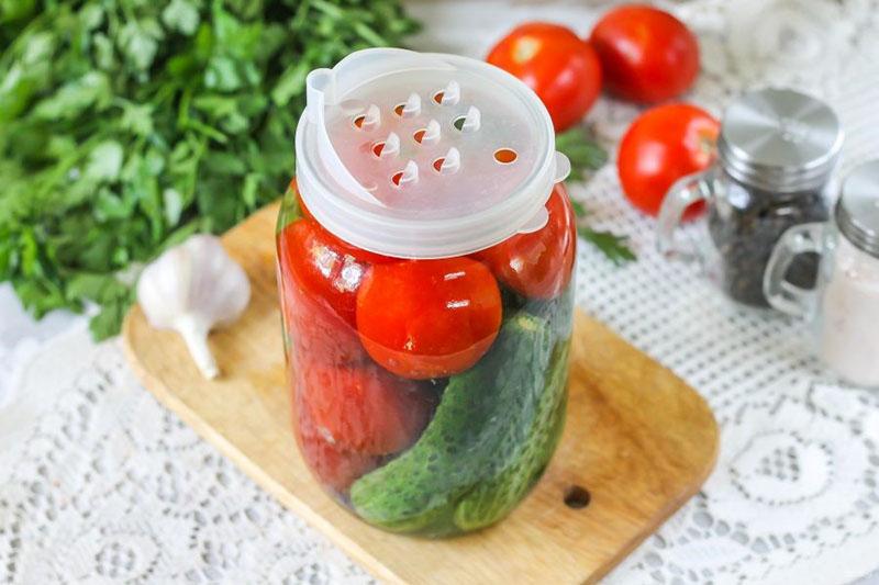 vierta agua hirviendo sobre las verduras