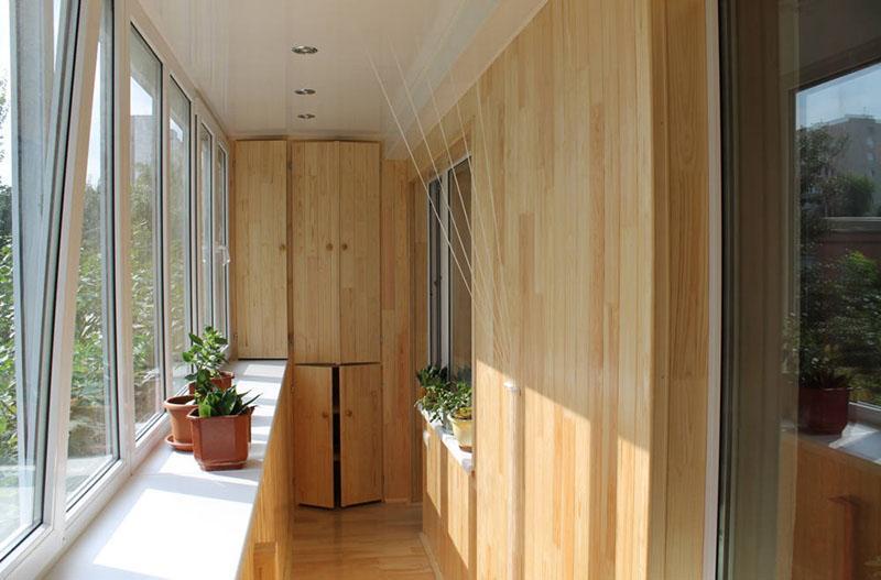 finition du balcon avec des clins en bois