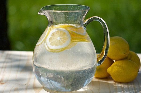 Hacer agua de limón