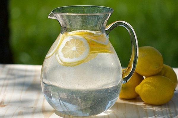 Faire de l'eau citronnée