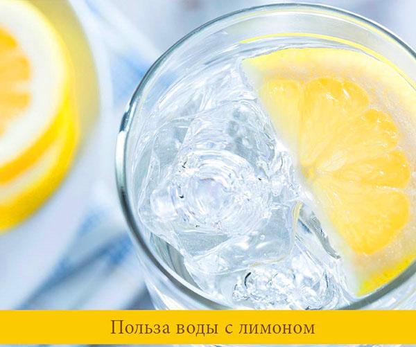 Un verre d'eau tiède avec du citron aidera à renforcer votre système immunitaire
