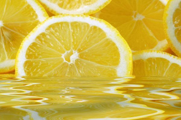 Se toma agua de limón para adelgazar.