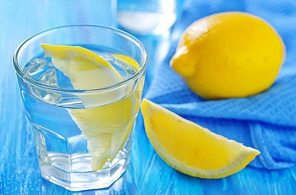 Puedes agregar jengibre y miel al agua con limón.