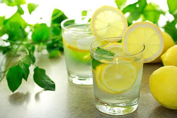 Eau citronnée à jeun