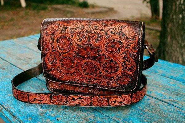 bolso de mano de piel repujada