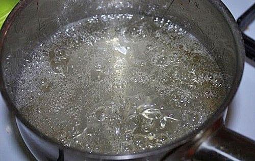 hervir agua y llenar los frascos