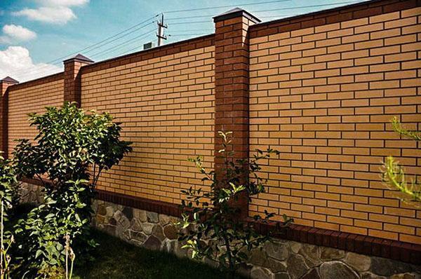 clôture solide faite de deux types de briques