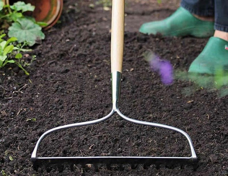 preparación del suelo para sembrar el campo doblado