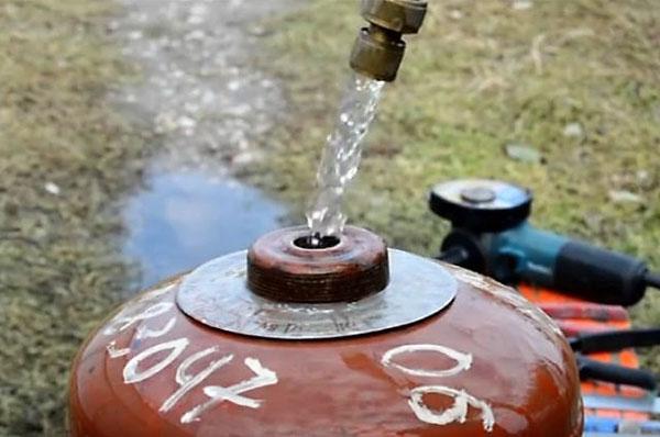 enjuague la botella con agua