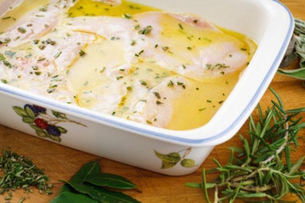 faire mariner la viande dans une sauce au citron