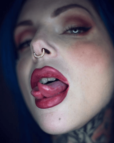 Foto @riae_Wenn es um das Verfahren geht, ist der erste Schritt das Betäuben der Zunge. Dies kann entweder durch örtliche Betäubung oder Vollnarkose erfolgen. Als nächstes spaltet der Chirurg oder Piercer die Zunge entweder mit einem Skalpell, einem Kauter oder einem Laser in der Mitte. Sie werden dann Ihre freiliegenden Zungenlappen vernähen, um zu verhindern, dass die Hälften zusammenheilen.