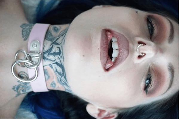 Foto @riae_Obwohl der Heilungsprozess von Person zu Person unterschiedlich ist, wird Ihnen so ziemlich jeder sagen, dass die ersten Tage ziemlich hart sind. Ihre Zunge wird anschwellen und sehr wund sein, was das Essen, Trinken und Sprechen erschwert. In den ersten 48 Stunden empfehlen Spezialisten, nur weiche Lebensmittel zu sich zu nehmen, die nicht gekaut werden müssen. In ein paar Wochen werden die Symptome verschwinden und das Leben sollte sich wieder normalisieren.