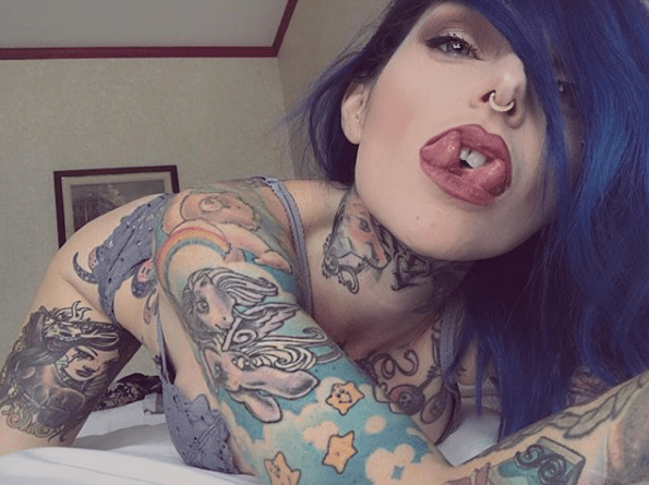 Foto @riae_Zusätzlich zu den Tricks gibt es auch ein paar 'neue' Dinge, die mit einer gespaltenen Zunge einhergehen. Eine der offensichtlichsten ist die Diktion, bei der viele Menschen Schwierigkeiten haben, bestimmte Wörter oder Sätze nach ihrer gespaltenen Sprache auszusprechen. Eine andere, die definitiv eine Position ist, ist, dass Küssen und Oralsex für potenzielle Partner ein neues Gefühl haben.