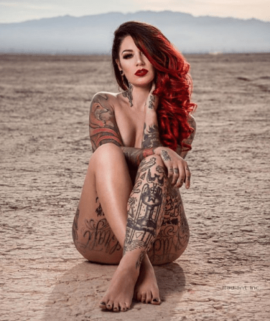 Cervena Fox je tetovací umělkyně, pyro performerka a modelka tetování ze Spojeného království. V červenci 2017 si zahrála na obálce časopisu INKED Magazine.