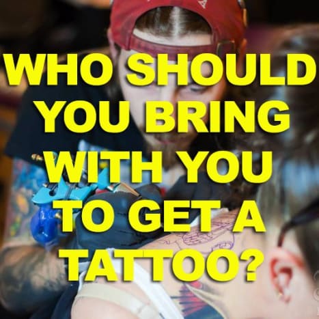 Niemand möchte sich alleine tätowieren lassen, aber wen sollte man mitbringen? Klicken Sie hier, um herauszufinden, wen Sie zu Ihrer Tattoo-Sitzung mitbringen sollten.