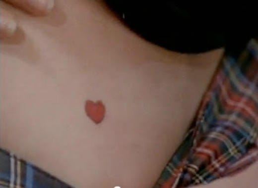 Am Ende geht Rachel mit einem roten Herz an der Hüfte davon und Phoebe bekommt nur einen kleinen blauen Punkt, nachdem sie ihr Tattoo ausgezogen hat.