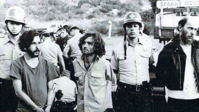 Foto prostřednictvím ABCA Po zatčení Mansona za tyto zločiny v říjnu 1969 sledovali lidé život Mansona zuřivě, ale co se stalo zbytku Mansonovy rodiny? Podívejte se na video a zjistěte to!
