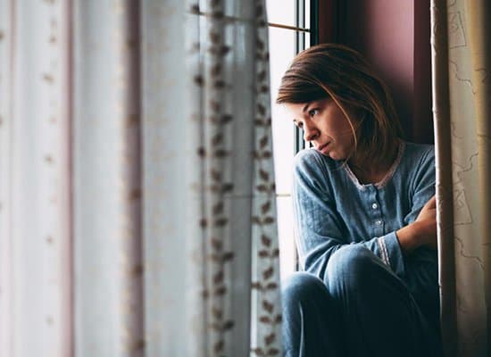 Foto via Medical News TodayViele Menschen, die an Depressionen leiden, würden das Interesse an den Dingen verlieren, die sie normalerweise gerne tun. Ihr Energieniveau scheint niedrig, sie wirken entfremdet und isoliert