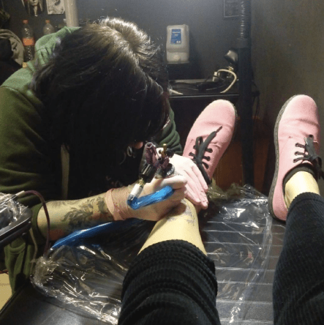 umělec na tetování nohou