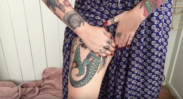 Foto über InstagramKürzlich hat Foxglove ein Video veröffentlicht, in dem eines ihrer neuesten Tattoos diskutiert wird, und es war nicht aus dem Grund, warum Sie vielleicht denken.